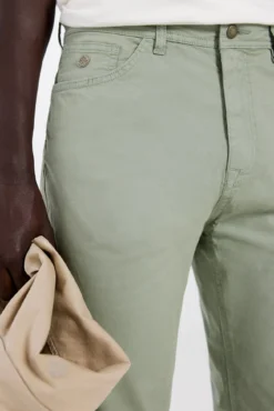 Pantalón ligero color slim fit