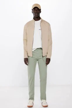 Pantalón ligero color slim fit