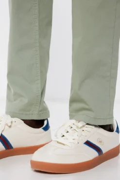 Pantalón ligero color slim fit