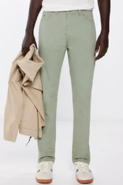 Pantalón ligero color slim fit