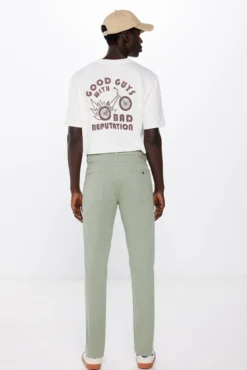 Pantalón ligero color slim fit