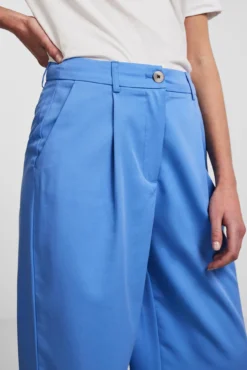 Pantalón pata ancha