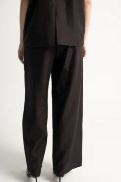 Pantalón pernera ancha