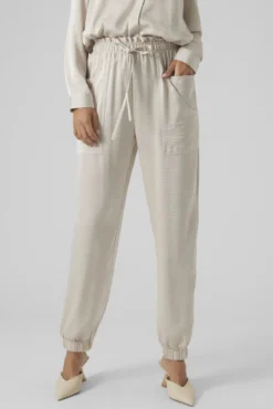 Pantalón pitillo efecto satinado