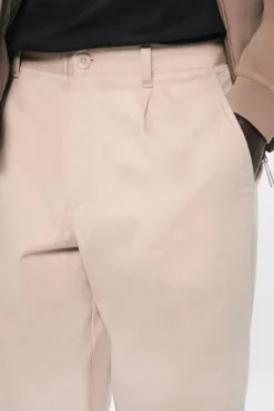 Pantalón pliegues wide fit