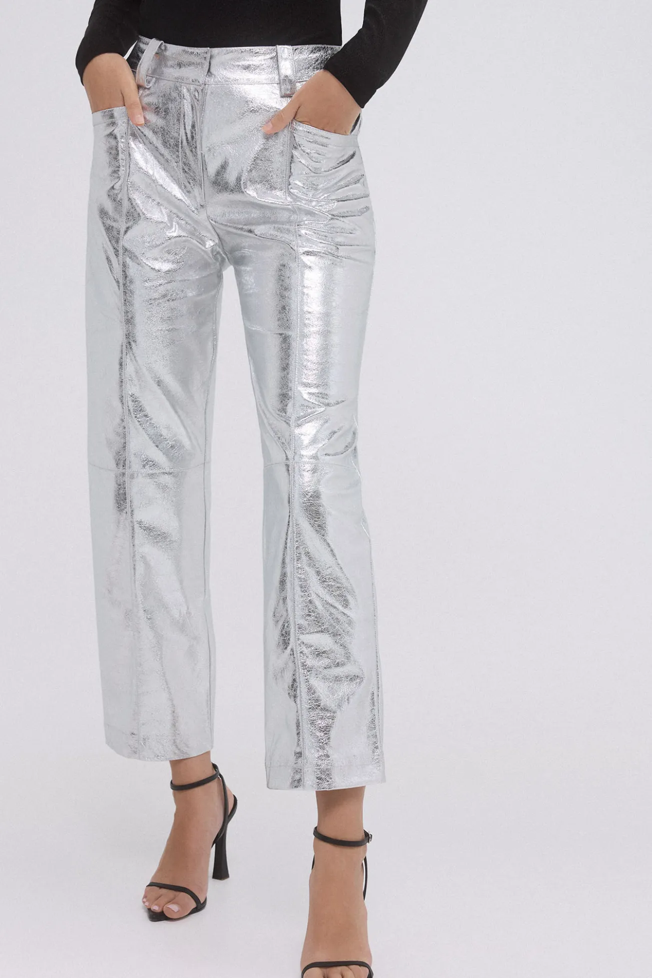 Pantalón PU metalizado cortes