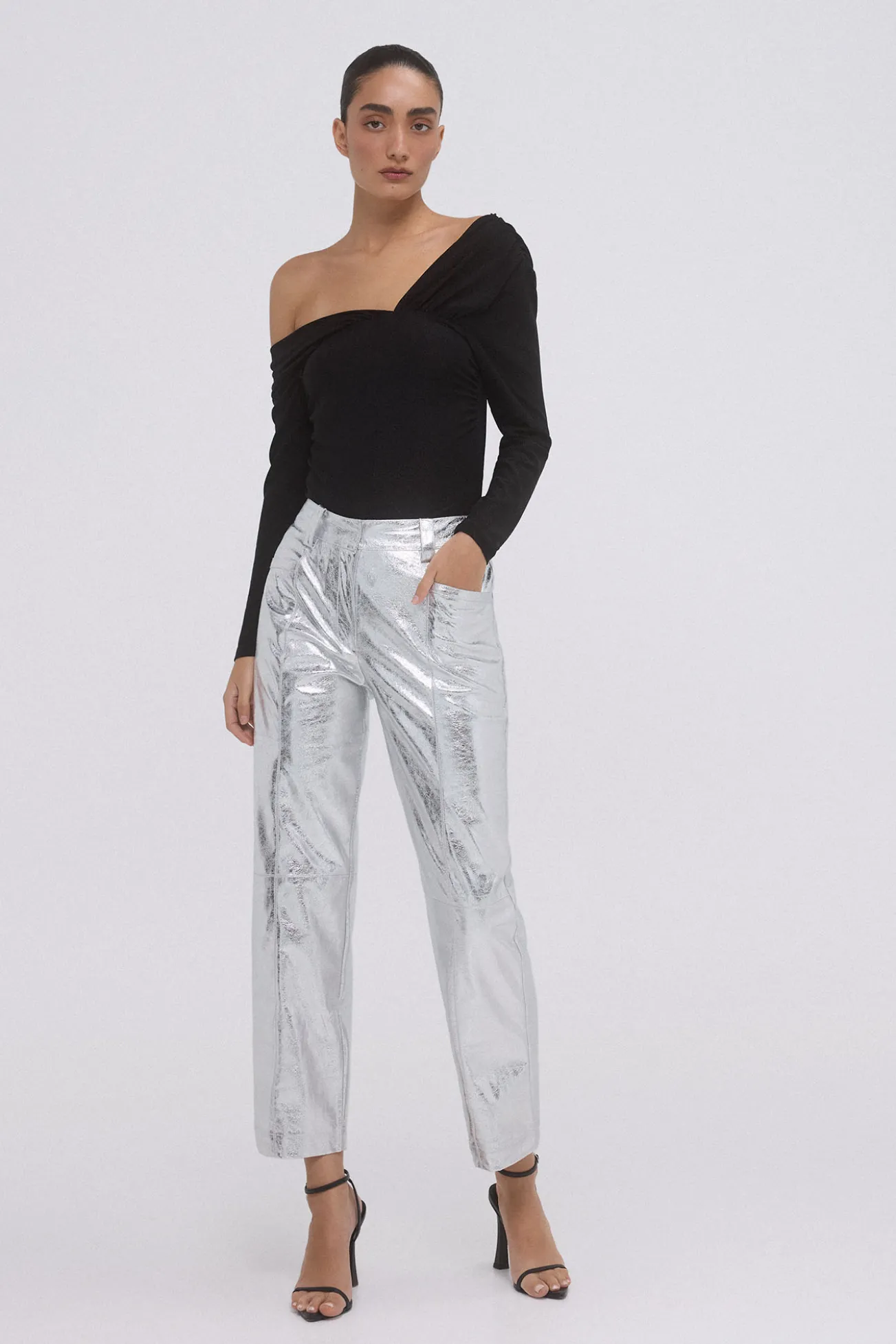 Pantalón PU metalizado cortes