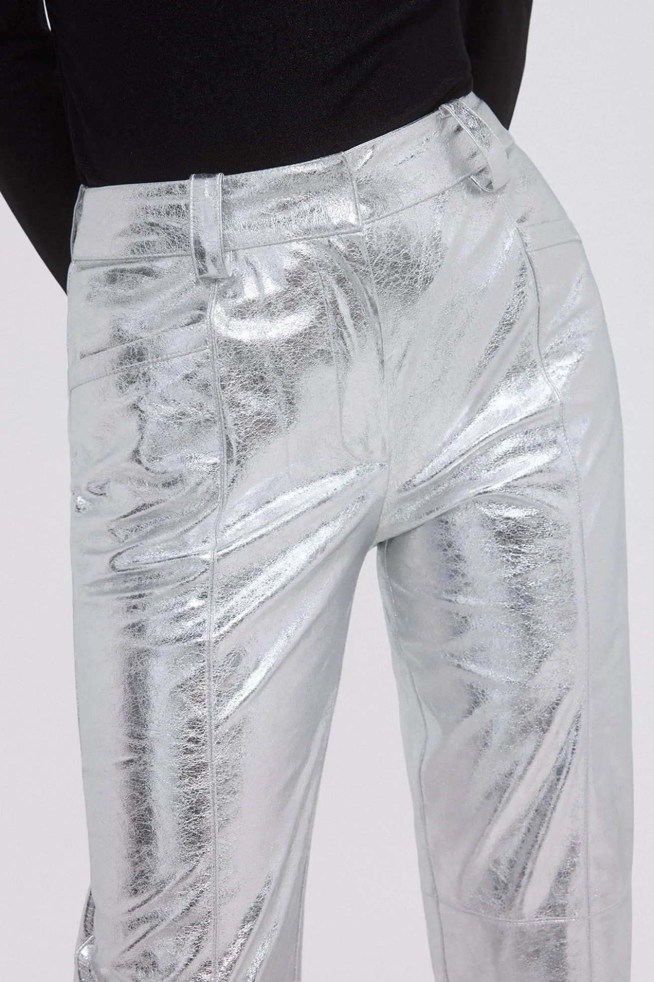 Pantalón PU metalizado cortes