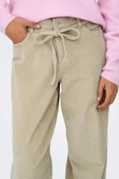Pantalón recto con cinturón