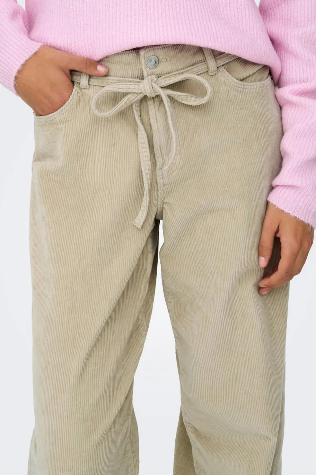 Pantalón recto con cinturón