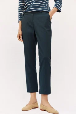 Pantalón recto con goma en la espalda