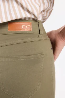 Pantalón slim color