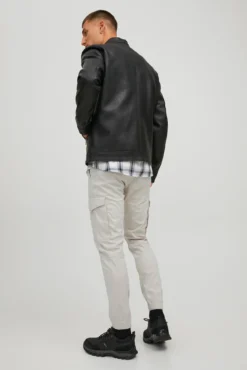 Pantalón slim fit cargo