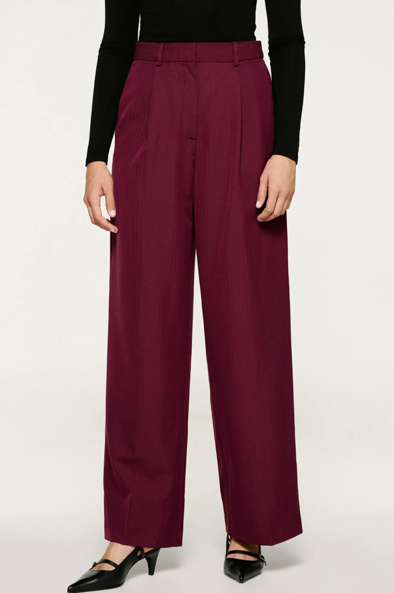 Pantalón traje pinzas.