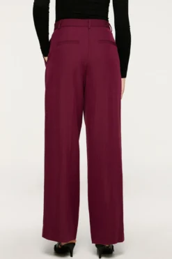 Pantalón traje pinzas.