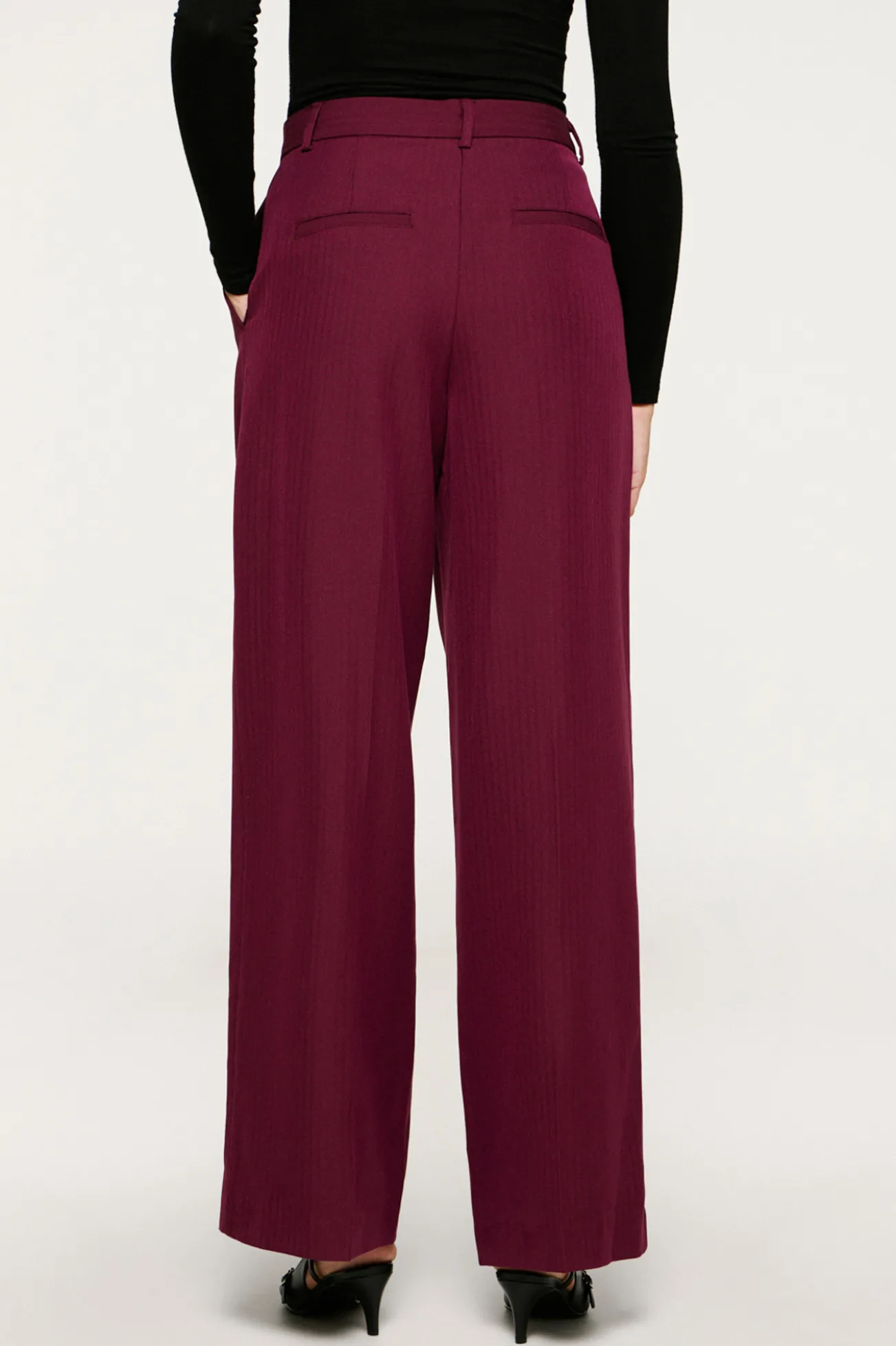 Pantalón traje pinzas.