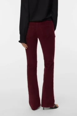 Pantalón vaquero acampanado