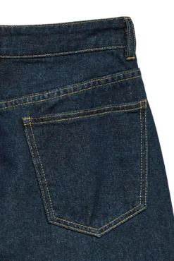 Pantalón vaquero detalle cadena