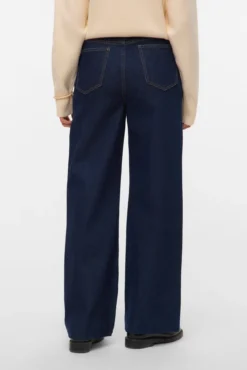 Pantalón vaquero detalle cadena
