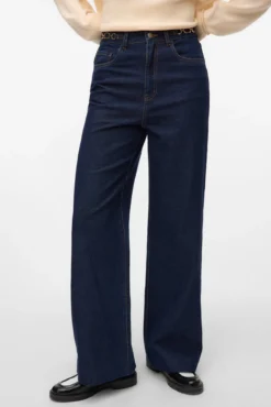 Pantalón vaquero detalle cadena