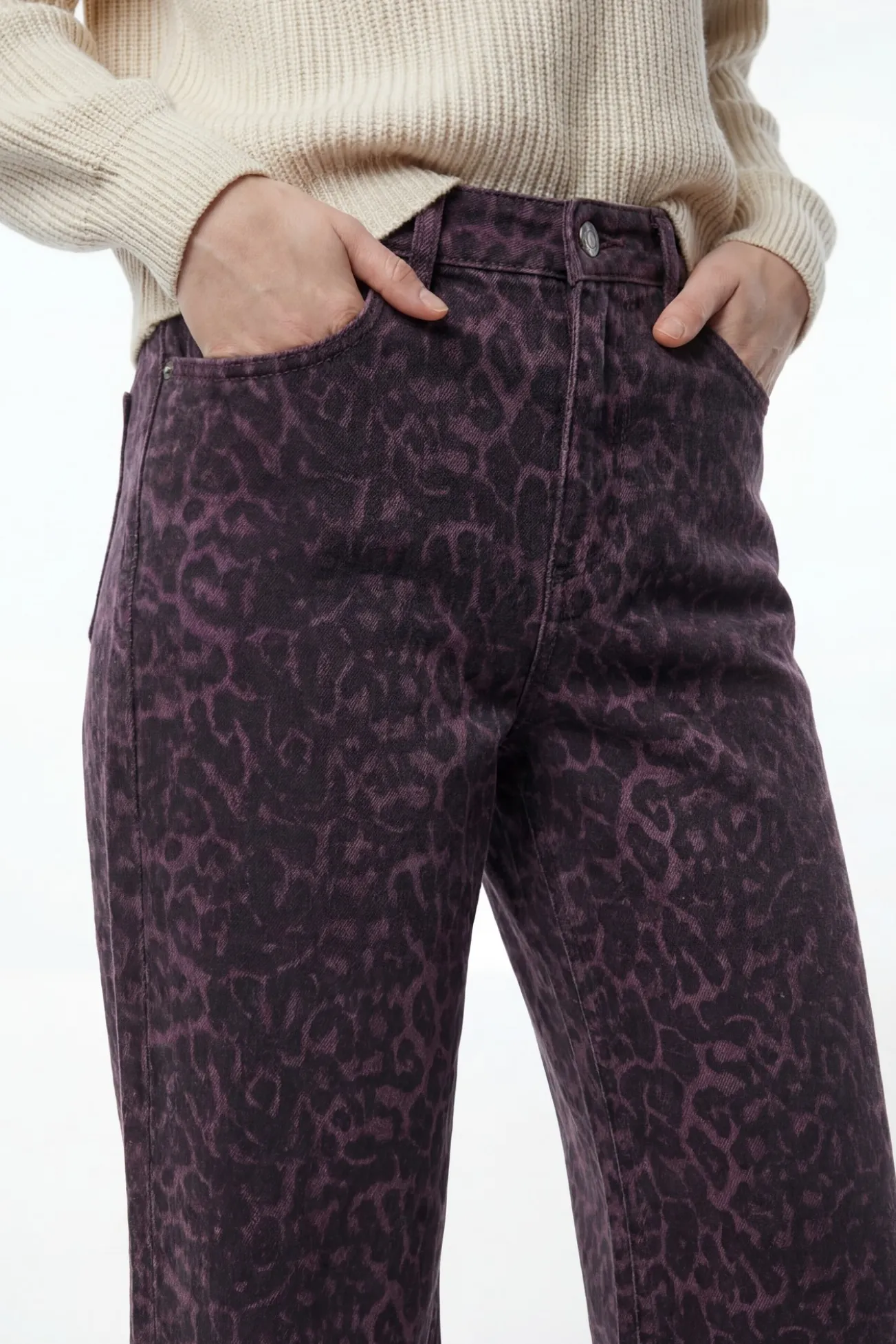 Pantalón vaquero estampado leopardo