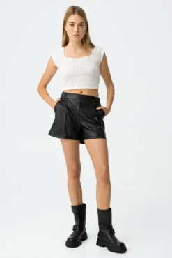 Pantalones cortos efecto piel