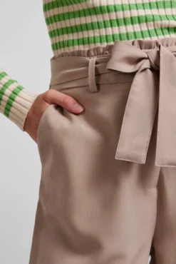 Pantalon recto de cintura alta