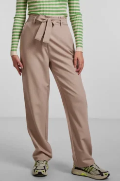 Pantalon recto de cintura alta