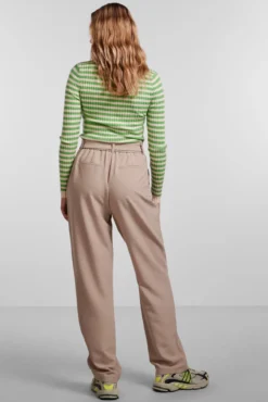 Pantalon recto de cintura alta