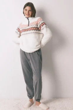 Pijama largo polar suave estampado fair isle