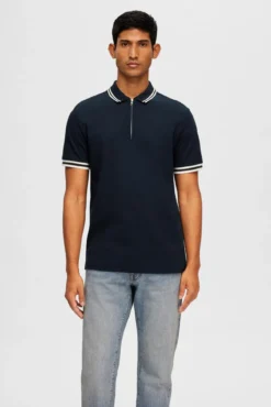 Polo de manga corta con cremallera confeccionado con algodón reciclado.