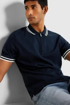 Polo de manga corta con cremallera confeccionado con algodón reciclado.