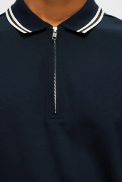 Polo de manga corta con cremallera confeccionado con algodón reciclado.