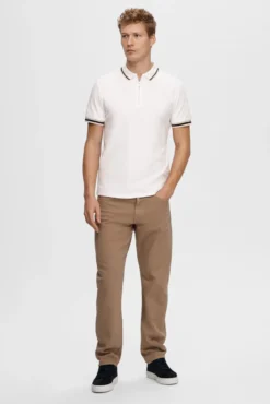 Polo de manga corta con cremallera confeccionado con algodón reciclado.