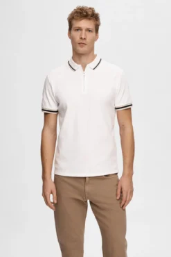Polo de manga corta con cremallera confeccionado con algodón reciclado.