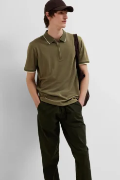Polo de manga corta con cremallera de algodón orgánico.