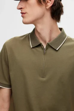 Polo de manga corta con cremallera de algodón orgánico.