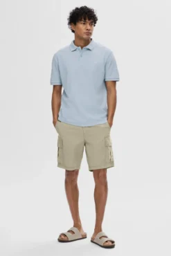 Polo de manga corta con logo bordado 100% algodón orgánico.