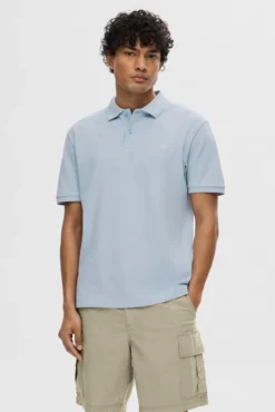 Polo de manga corta con logo bordado 100% algodón orgánico.