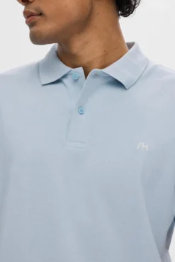Polo de manga corta con logo bordado 100% algodón orgánico.