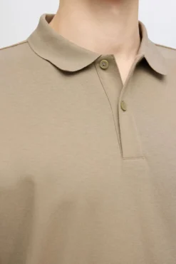 Polo de manga larga de algodón reciclado.