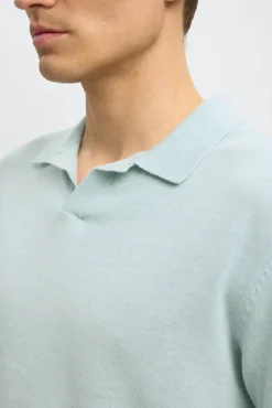 Polo de punto con cuello abierto