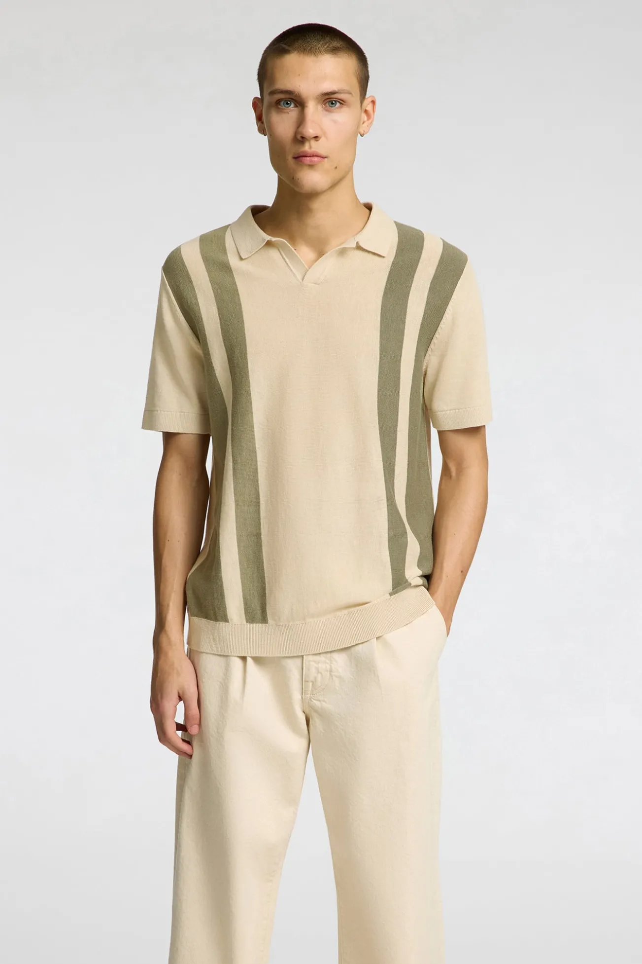 Polo de punto con cuello abierto