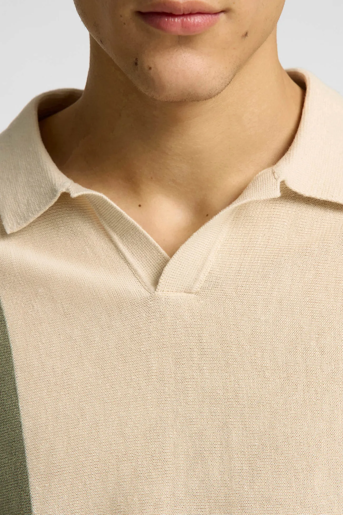 Polo de punto con cuello abierto