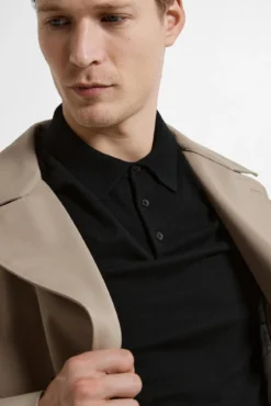 Polo de punto de manga corta.