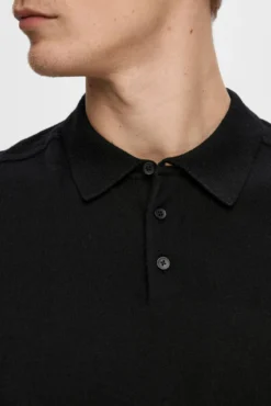 Polo de punto de manga corta.