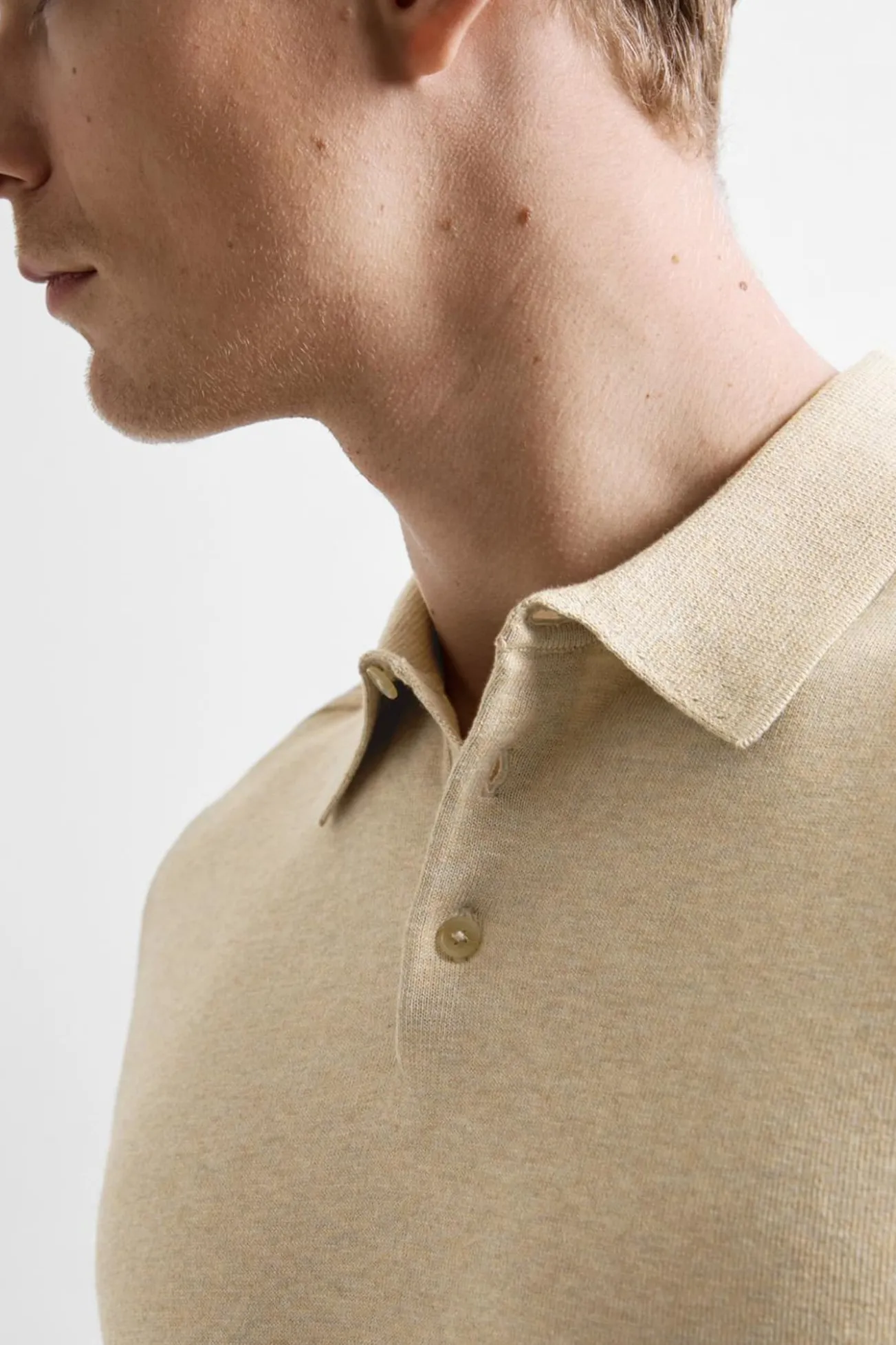 Polo de punto de manga corta.