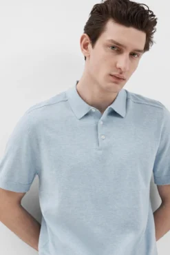 Polo de punto de manga corta.