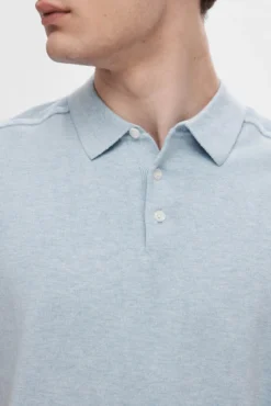 Polo de punto de manga corta.