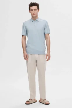 Polo de punto de manga corta.